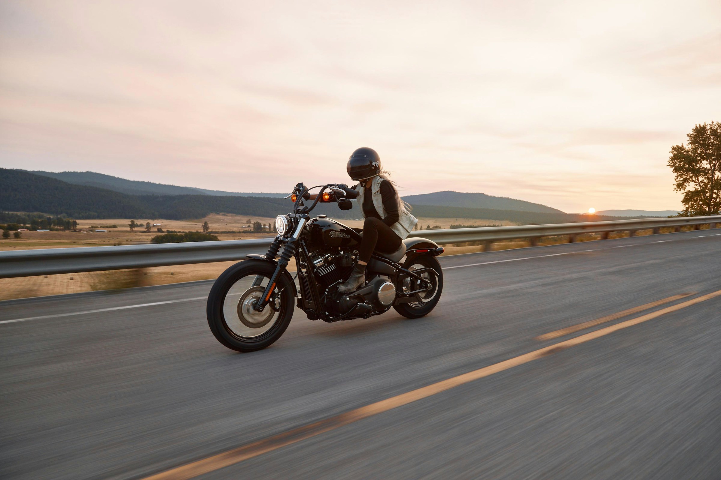 Motorrad auf kurviger Straße