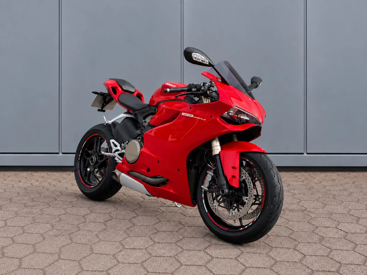 Rote Ducati 1199 Panigale in der Vorderansicht